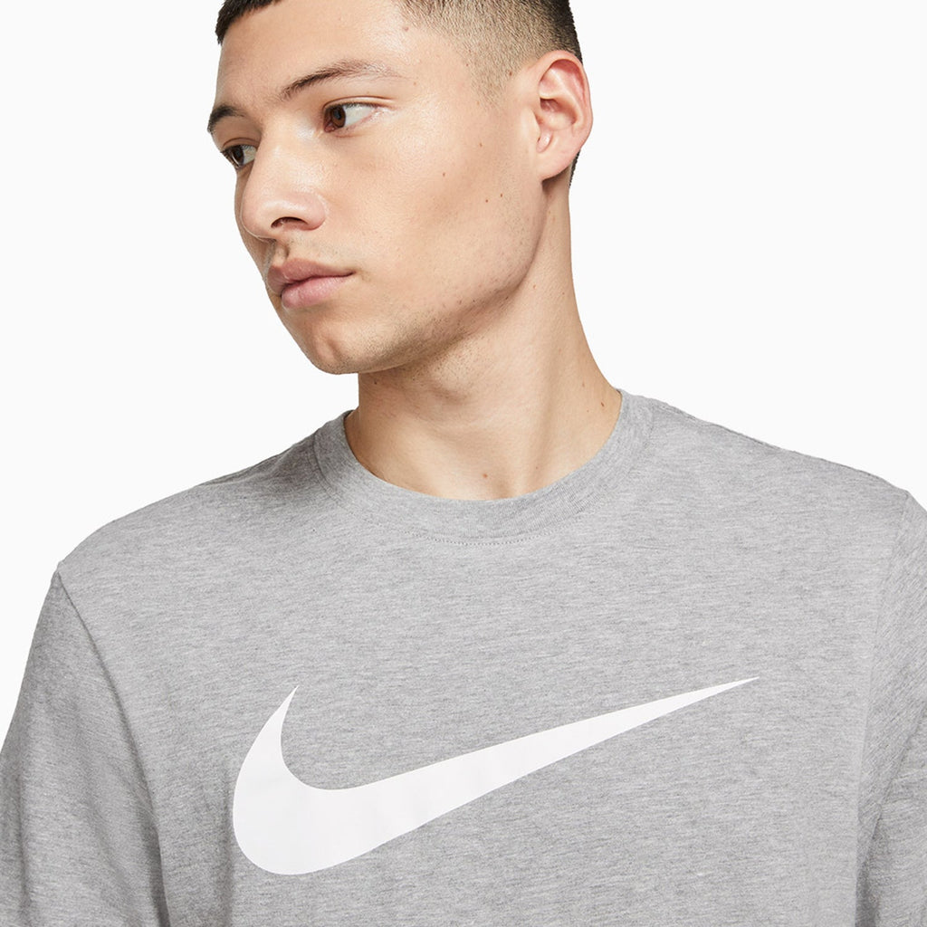 Conjunto de camiseta y shorts Nike Sportswear Swoosh para hombre