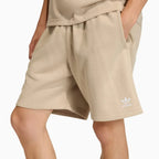 Ensemble T-shirt et short Essentials à trèfle pour homme