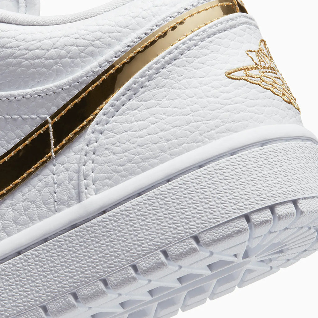 Air Jordan 1 Low SE para mujer 'White Metallic Gold'