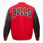 Chaqueta universitaria con el logo de los Chicago Bulls para hombre