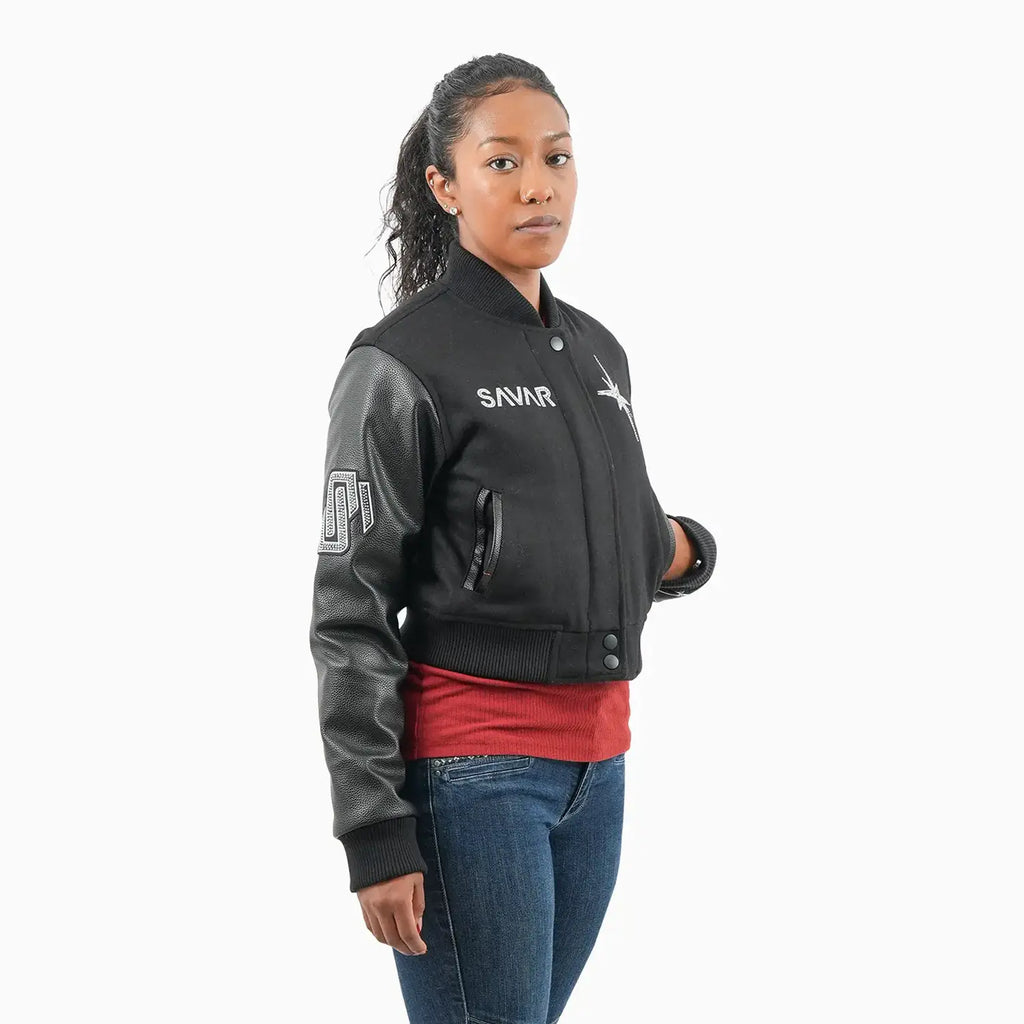 Chaqueta universitaria de lana desgastada para mujer