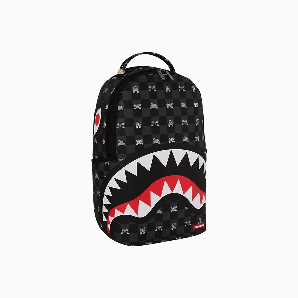 Sac à dos à carreaux gris avec personnage qui dépasse