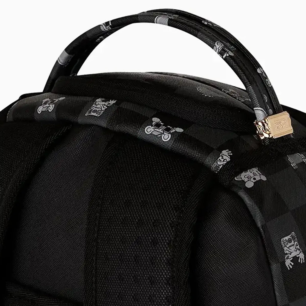 Sac à dos à carreaux gris avec personnage qui dépasse
