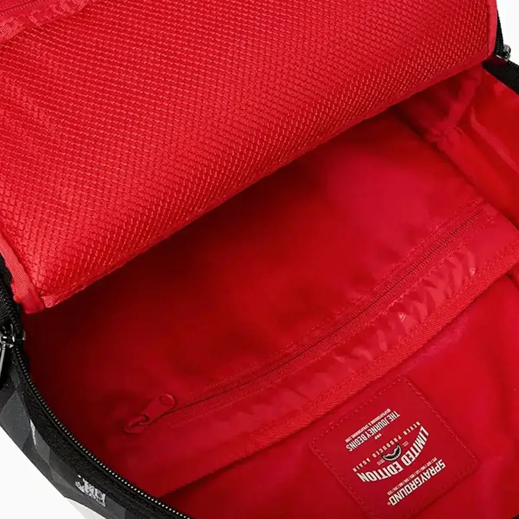 Sac à dos à carreaux gris avec personnage qui dépasse