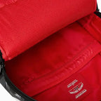 Sac à dos à carreaux gris avec personnage qui dépasse