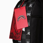Sac à dos à carreaux gris avec personnage qui dépasse