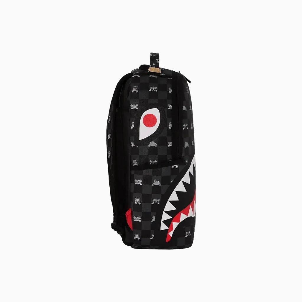 Sac à dos à carreaux gris avec personnage qui dépasse