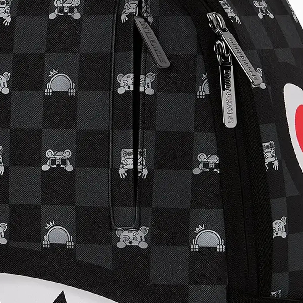 Sac à dos à carreaux gris avec personnage qui dépasse