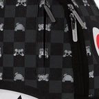 Sac à dos à carreaux gris avec personnage qui dépasse