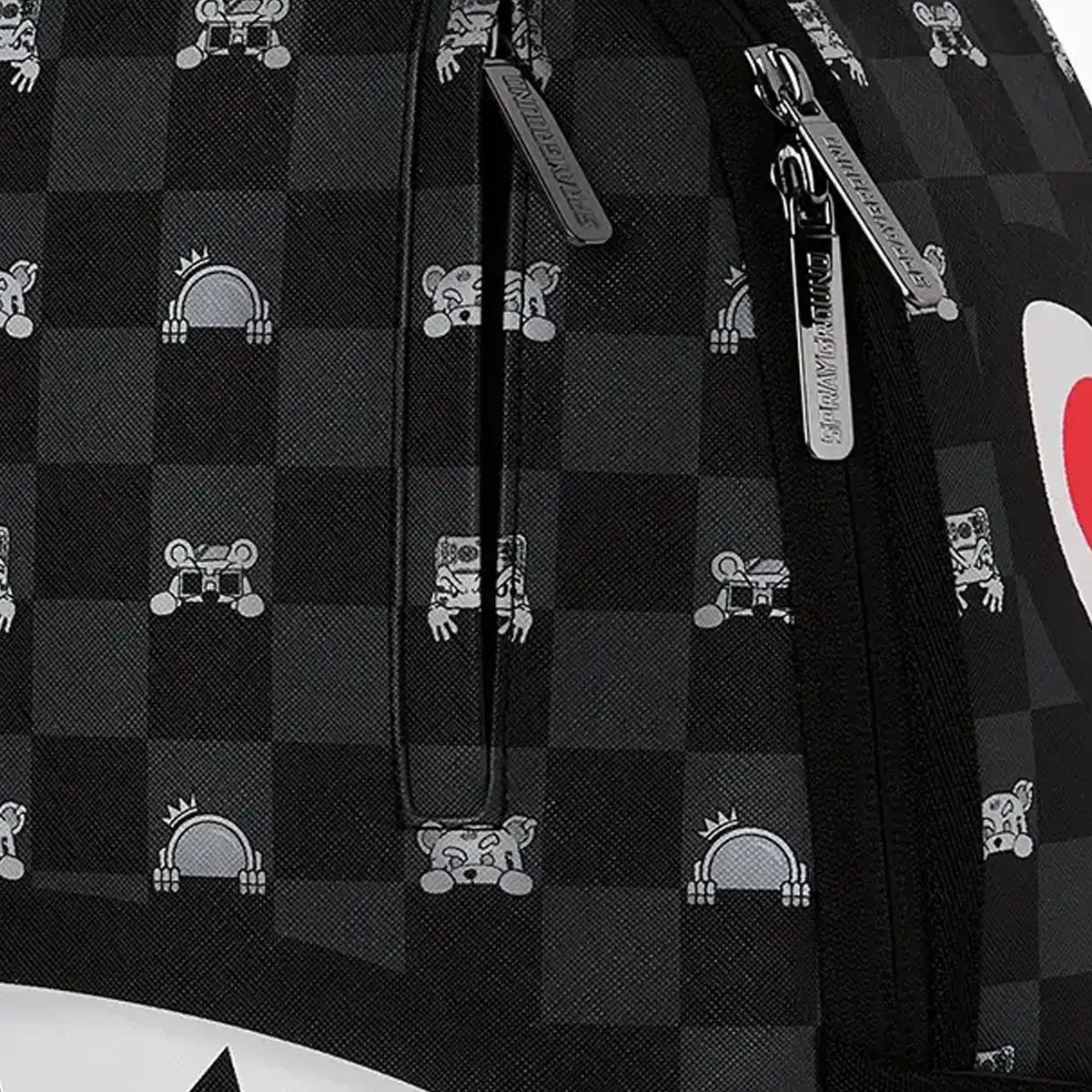 Sac à dos à carreaux gris avec personnage qui dépasse
