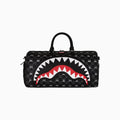 Bolsa de viaje tipo petate gris con estampado de personaje asomándose