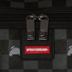 Bolsa de viaje tipo petate gris con estampado de personaje asomándose