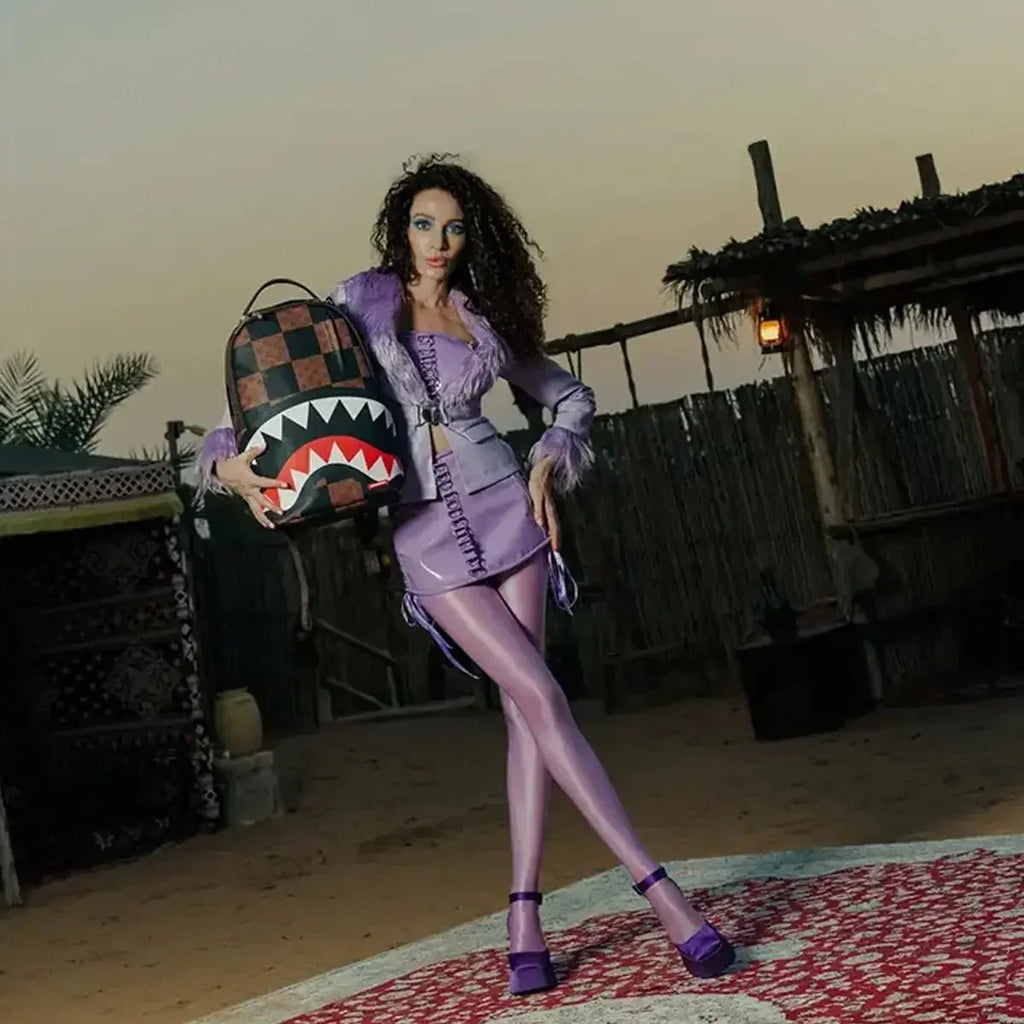 Ce grand sac à dos requin à carreaux