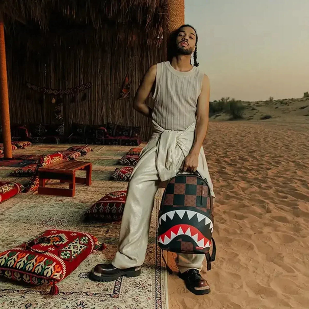 Ce grand sac à dos requin à carreaux