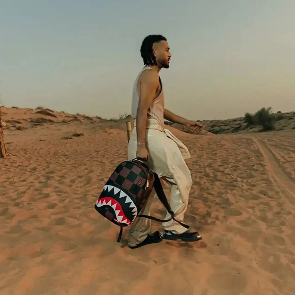 Ce grand sac à dos requin à carreaux